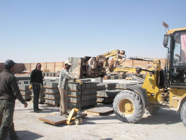 印尼砌(qi)塊成型機客戶