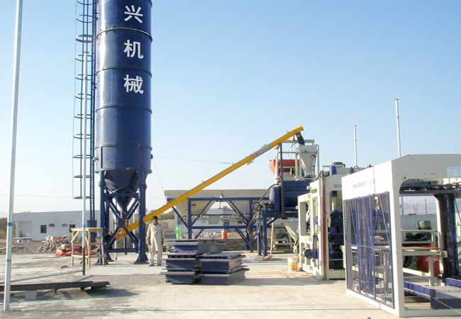 沙特(te)阿拉伯(bó)6型砌塊(kuài)成型機(ji)客戶現(xiàn)場