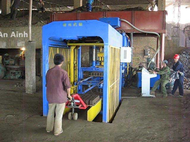 越南礦粉(fen)靜壓機客戶(hu)