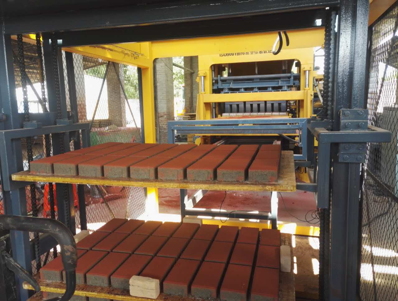 透水磚(zhuan)機QT8-15案例(lì) 透水磚(zhuān)設備