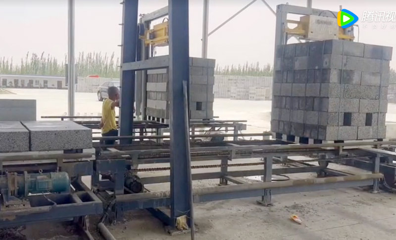 自(zì)保溫砌(qì)塊碼垛(duǒ)機