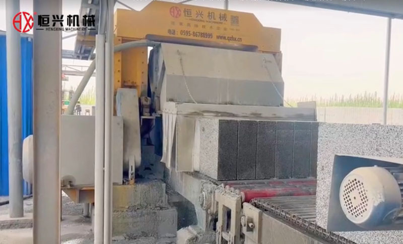 EPS聚苯(běn)顆粒砌(qi)塊生産(chǎn)線新疆(jiāng)客戶現(xian)場